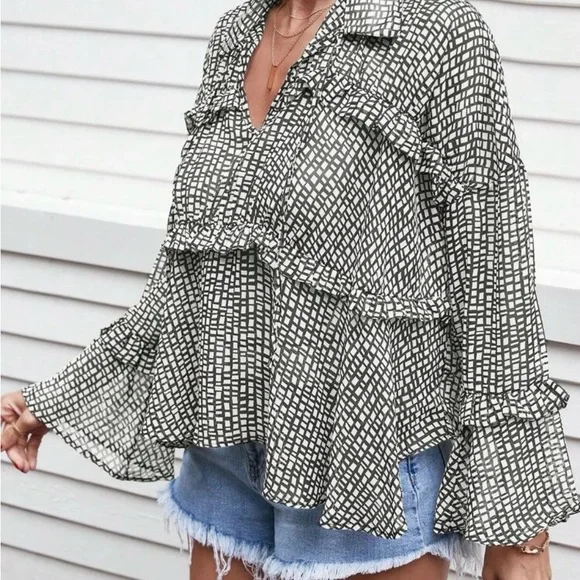 Stylish Black and White Women's Top - Picture 6 of 6